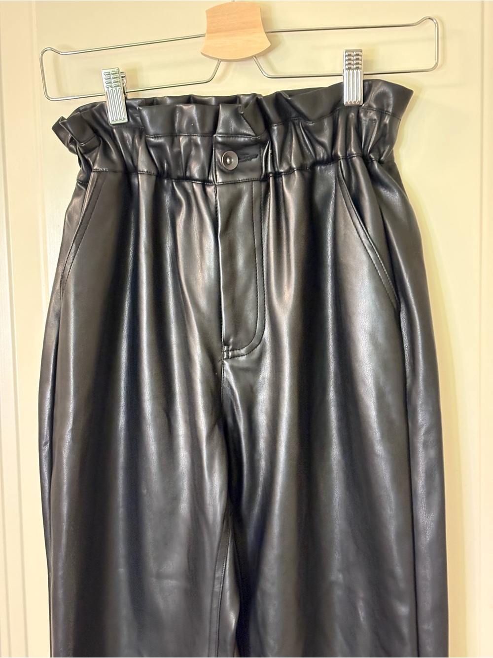 MIOU MUSE Black Faux Leather Paperbag Hi-Waisted Cropped Pants SZ M EUC - Picture 2 of 14